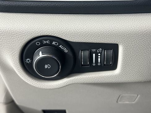Used 2024 Chrysler Pacifica Touring-L FWD image 29