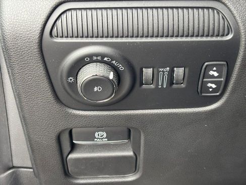 Used 2023 Jeep Wagoneer Series III w/ Preferred Equipment Group image 19