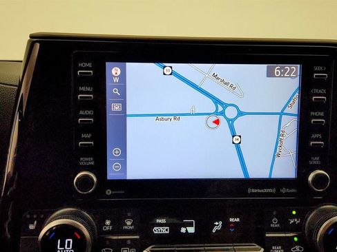 Used 2020 Toyota Highlander XLE FWD image 18