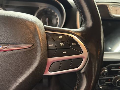 Used 2019 Chrysler 300 Limited AWD/4WD image 21
