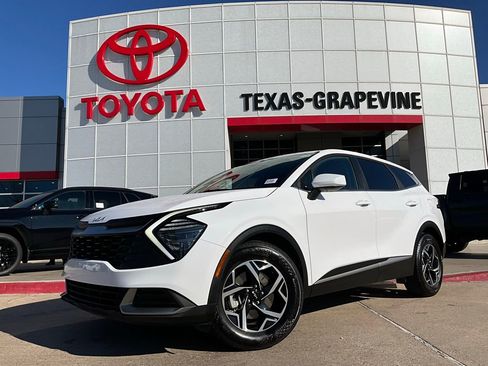 Used 2025 Kia Sportage LX image 2