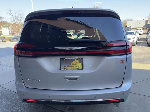 Used 2024 Chrysler Pacifica Touring-L image 6