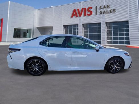 Used 2024 Toyota Camry SE image 5