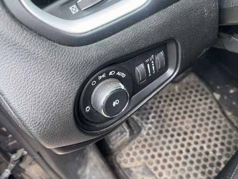 Used 2018 Jeep Renegade Latitude w/ UConnect 8.4 Nav Group image 8