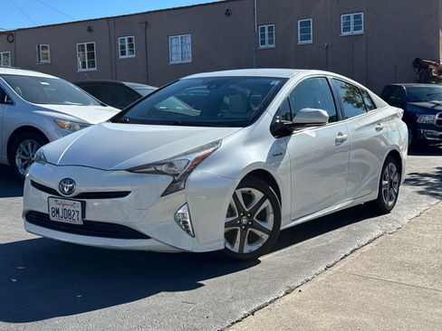 Used 2016 Toyota Prius Three Touring image 2