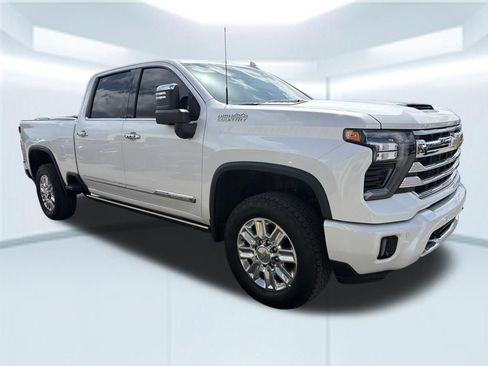 Used 2025 Chevrolet Silverado 2500 High Country w/ High Country Premium Package AWD/4WD image 4