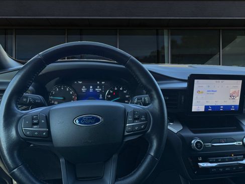 Used 2020 Ford Explorer XLT w/ Comfort Package AWD/4WD image 3