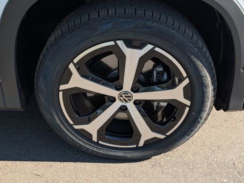Certified 2025 Volkswagen Tiguan SE AWD/4WD image 15