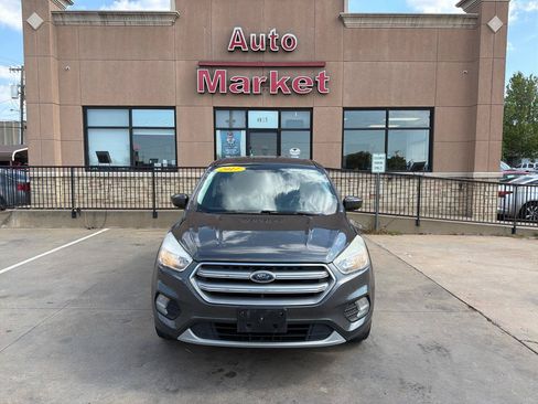 Used 2017 Ford Escape SE FWD image 2