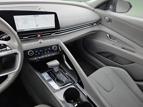 Certified 2024 Hyundai Elantra SEL w/ Convenience Package FWD image 28