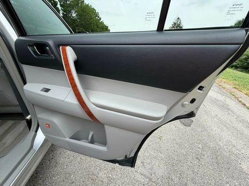 Used 2010 Toyota Highlander Limited FWD image 29