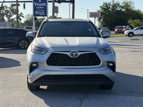 Used 2023 Toyota Highlander XLE FWD image 3