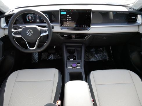 Used 2025 Volkswagen Tiguan SE image 10