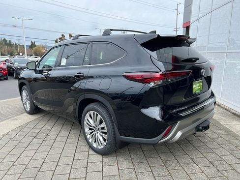 New 2026 Toyota Highlander Platinum image 3