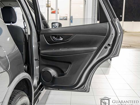 Used 2018 Nissan Rogue S image 37