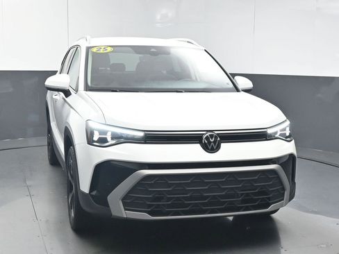 Used 2025 Volkswagen Taos SE image 2