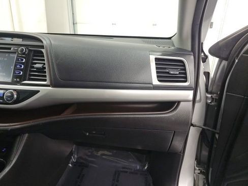 Used 2019 Toyota Highlander XLE AWD/4WD image 42