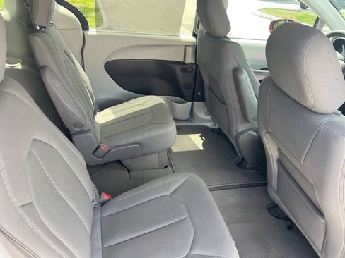 Used 2020 Chrysler Pacifica Touring w/ Advanced Safetytec Group FWD image 41