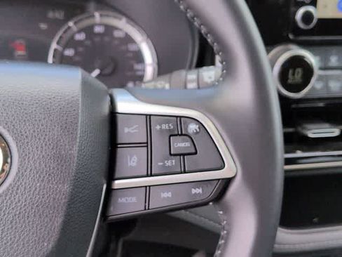 Used 2023 Toyota Highlander LE FWD image 24