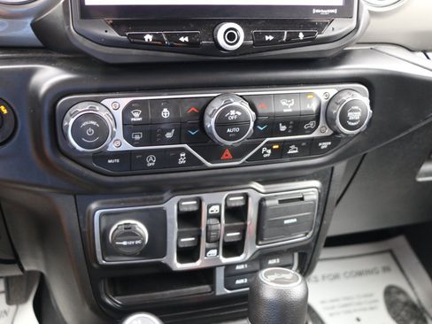 Used 2022 Jeep Wrangler Unlimited Sahara w/ LED Lighting Group AWD/4WD image 20
