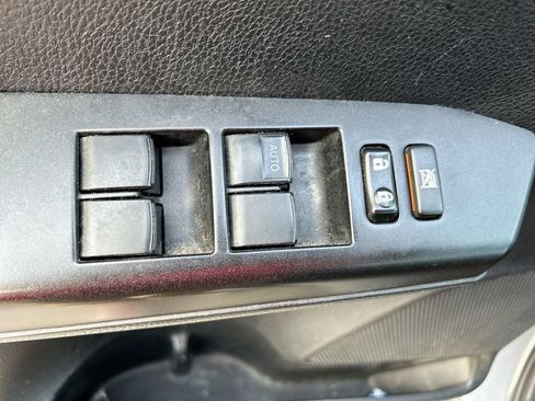 Used 2018 Toyota RAV4 LE FWD image 12