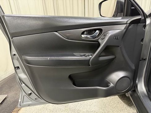 Used 2020 Nissan Rogue SV w/ Premium Package image 21