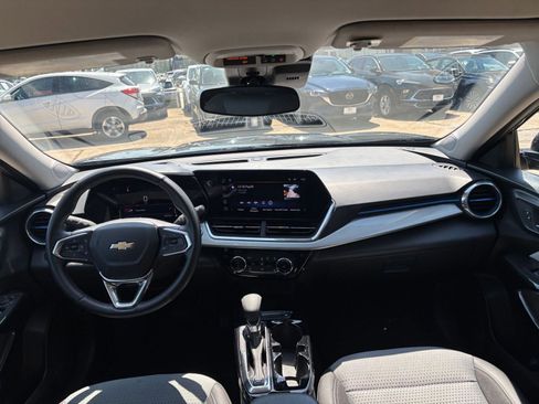 Used 2025 Chevrolet Trax LT w/ LT Convenience Package FWD image 32