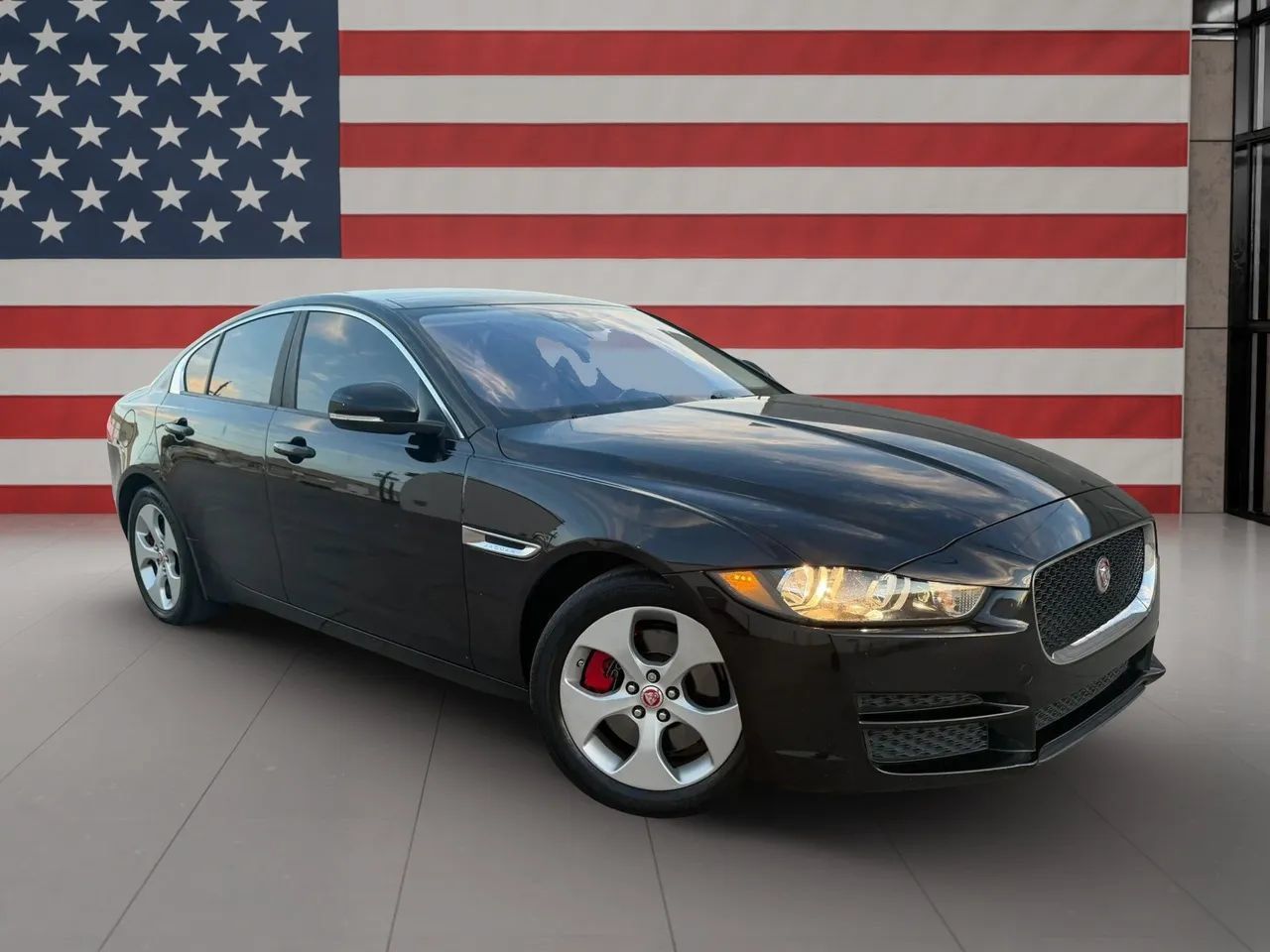 Used 2017 Jaguar XE RWD image 1