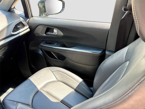 Used 2025 Chrysler Pacifica Select FWD image 23