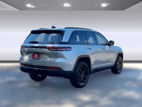 New 2025 Jeep Grand Cherokee Altitude image 9