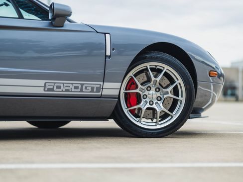 Used 2006 Ford GT RWD image 16