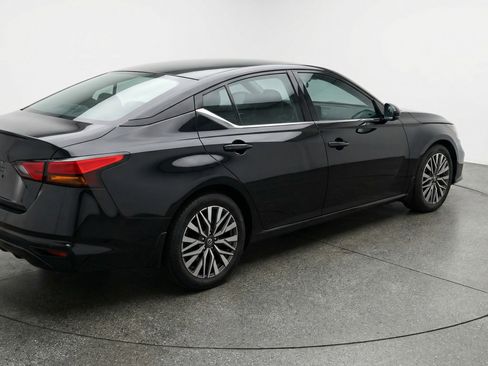 Used 2025 Nissan Altima 2.5 SV FWD image 9