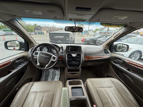 Used 2015 Chrysler Town & Country Touring FWD image 17