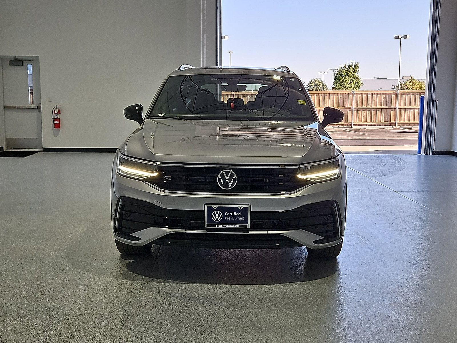 Certified 2024 Volkswagen Tiguan SE R-Line w/ MDO Package, Three-Row FWD image 3