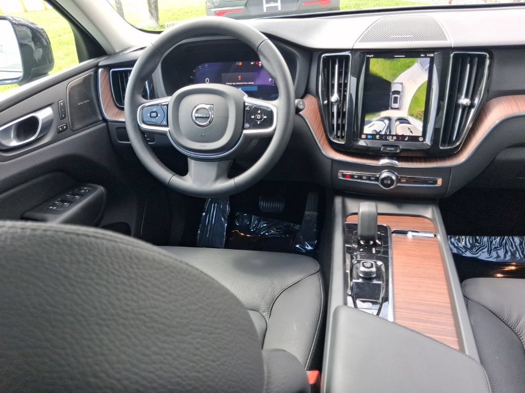 Certified 2024 Volvo XC60 T8 Plus w/ Protection Package Premier AWD/4WD image 9