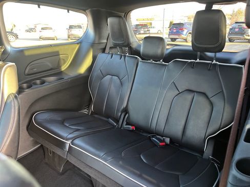 Used 2025 Chrysler Pacifica Limited image 31