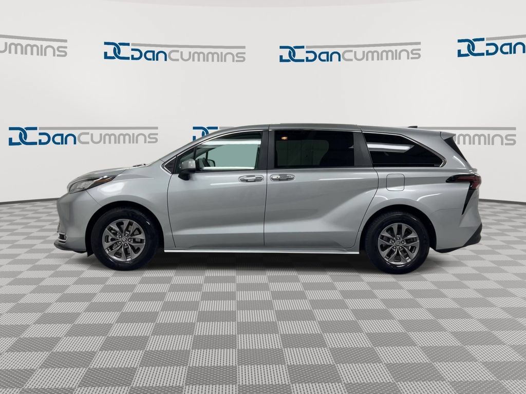 Used 2023 Toyota Sienna XLE AWD/4WD image 5
