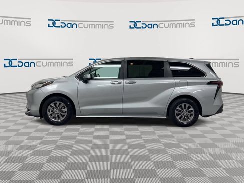 Used 2023 Toyota Sienna XLE AWD/4WD image 5