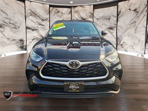 Used 2022 Toyota Highlander L AWD/4WD image 3
