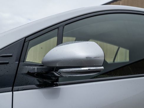 Used 2016 Toyota Prius Three image 9