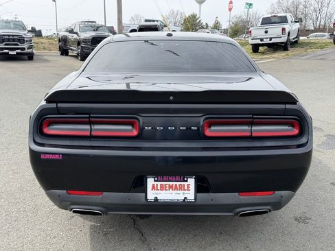 Used 2015 Dodge Challenger SXT image 4