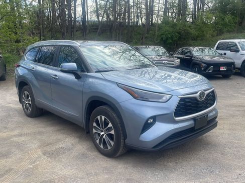 Used 2023 Toyota Highlander XLE AWD/4WD image 11