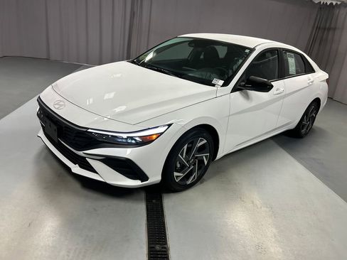 Used 2025 Hyundai Elantra Sport image 3