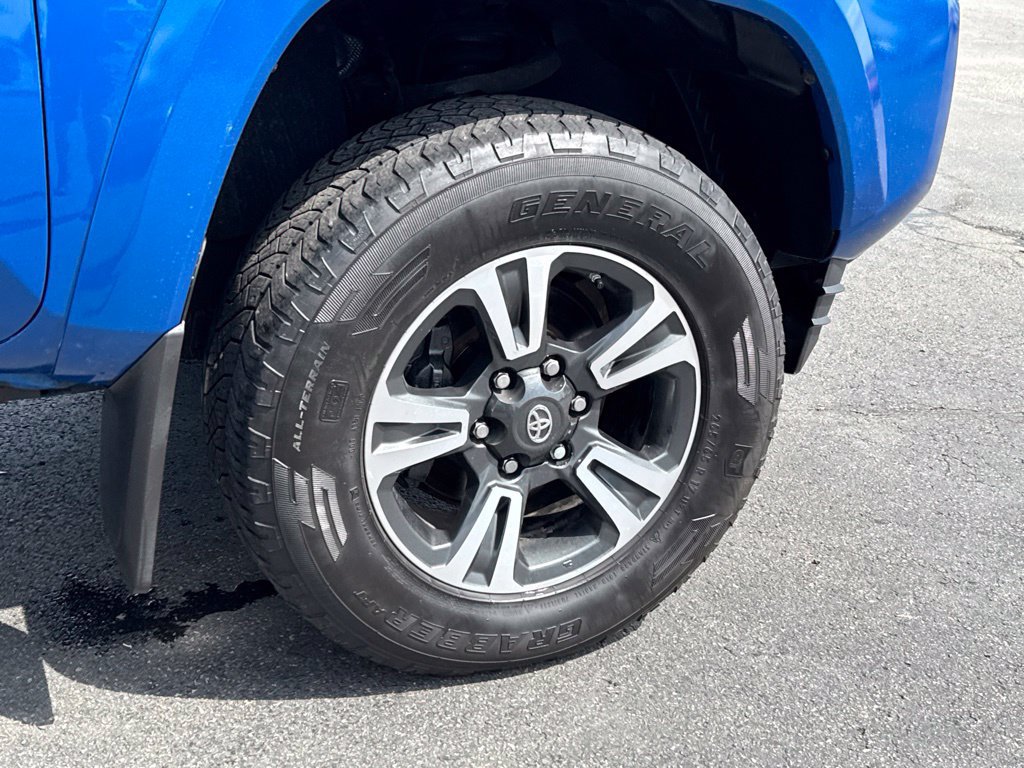 Used 2016 Toyota Tacoma TRD Sport w/ Towing Package AWD/4WD image 9