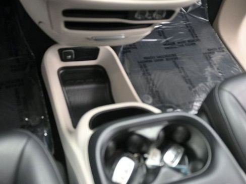 Used 2023 Chrysler Pacifica Touring-L image 20