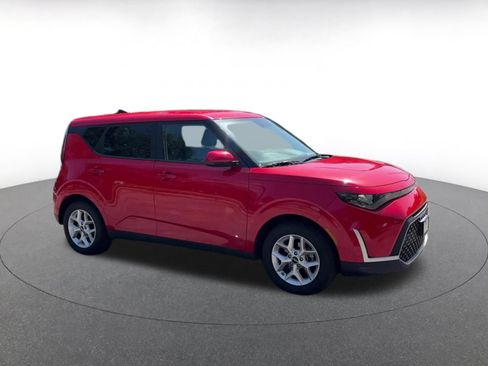 Used 2025 Kia Soul LX w/ LX Technology Package FWD image 2