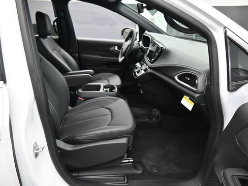 Used 2025 Chrysler Pacifica Select FWD image 37