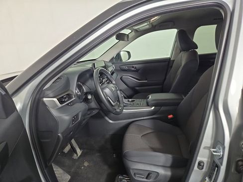 Used 2025 Toyota Highlander LE AWD/4WD image 12