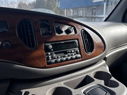 Used 2002 Ford E-150 and Econoline 150 image 19