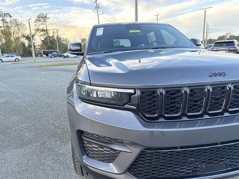 New 2025 Jeep Grand Cherokee Altitude image 9